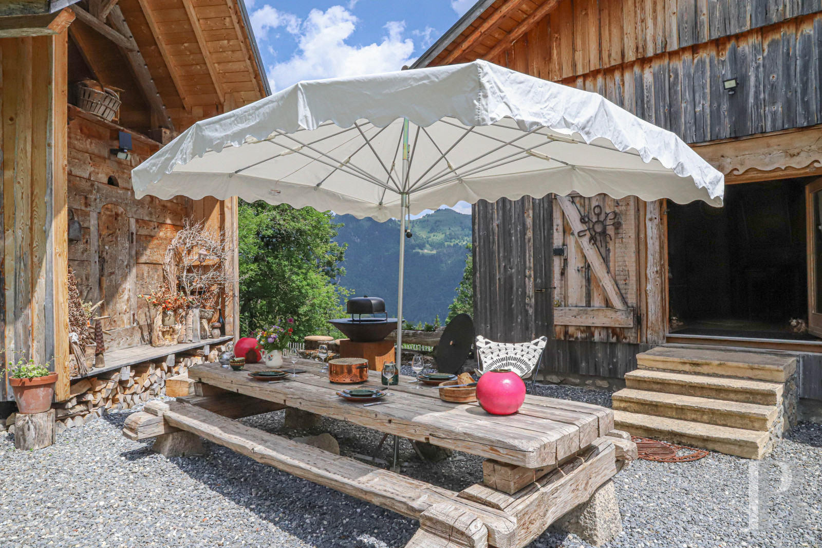 A traditional chalet barn surrounded by alpine pastures in Haute-Savoie, not far from Morzine - photo  n°9